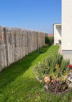 Útulný 3-izbový rodinný dom s krásnou záhradou - Rovinka - 19