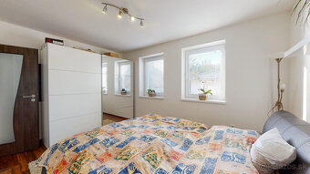 Výmerou nadštandardný rodinný dom, udržiavaná záhrada - 19