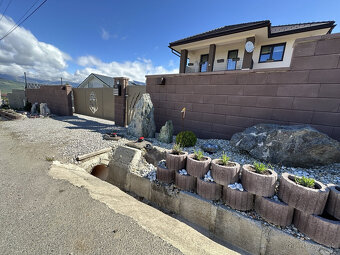 Skolaudovaná novostavba, nová terasa, nový plot nová skalka - 19