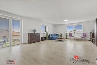 Veľký moderný rodinný dom v obľúbenej lokalite Jaroviec s mo - 19