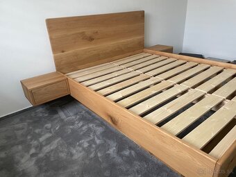 Dubová masívna posteľ s úložným priestorom a stolíkmi - 19