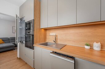 Tr.SNP - 2 izbový byt, loggia, 53 m2.Zariadený,KOMPLETNÁ REK - 19