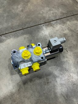 V ponuke  rôzne hydraulicke diely - 19