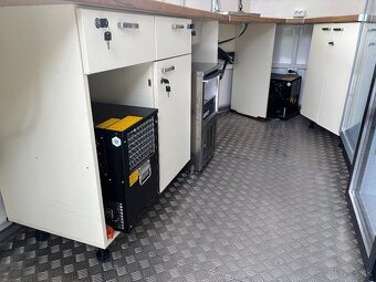 Mobilný nápojový food truck s výčapmi, chladiacimi vitrínami - 19