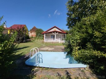 Pekný dom na slnečnom pozemku s bazénom a jazierkom - 19