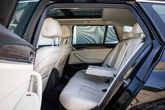 BMW 520d Touring Luxury Line, Pano, El. ťažné, Po servise - 19