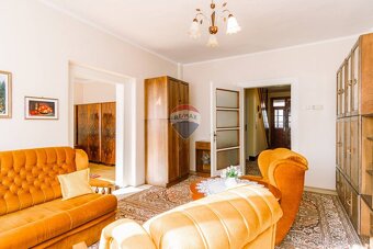 PREDAJ Rodinný dom s garážou a pozemkom 2 362 m2 neďaleko Ro - 19