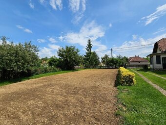 Veľký RD s 2 bytovými jednotkami na rovinatom 1973m2 pozemku - 19