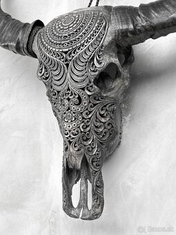 Obrovská šedá vyrezávaná lebka Vodného Bývola - motív Badong - 19