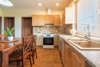 Na predaj zrekonštruovaný rodinný dom v Pate - 19