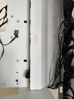 Predám PC skrinku Corsair iCUE 4000X RGB Biela - 19