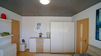 Krásny rodinný dom na Liptove so slnečným pozemkom a potokom - 19