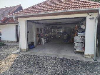 Zrekonštruovaný, zariadený rodinný dom s garážami vo Svodine - 19