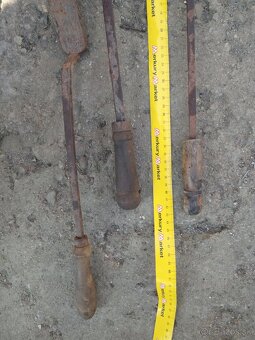 Staré náradie s drevenou rukoväťou - 19