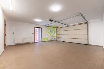 Priestranný rodinný dom s dvojgarážou v Malinove - 19