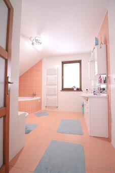 Komfortný dvojpodlažný rodinný dom - 19