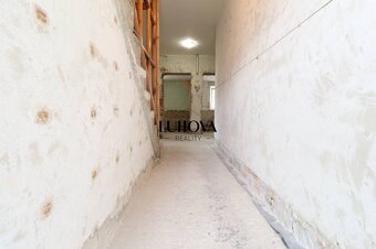 Rodinný dom na rekonštrukciu v obľúbenej lokalite Dolné Kočk - 19