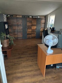 Rodinný dom s bazénom a hosťovským domom - 19