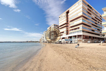 Apartmán 4+kk s balkónom a bazénom Torrevieja-Playa del Aceq - 19