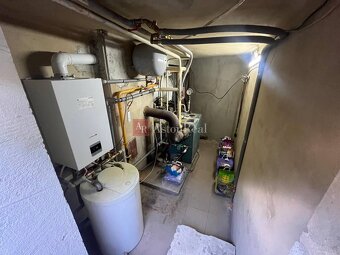 Rodinný dom s bazénom, altánkom, jazierkom, pozemok 617 m2, - 19