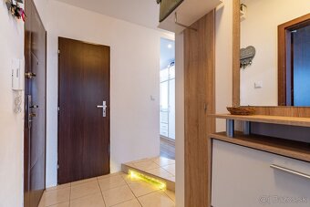 NA PREDAJ KRÁSNY 3 IZBOVÝ BYT S VÝHĽADOM NA MESTO | 64m2 + L - 19