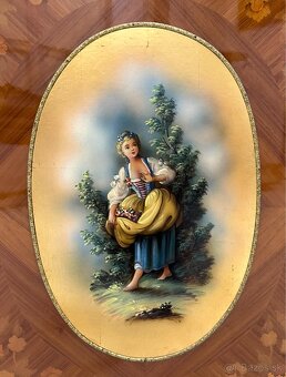 Komoda s bohatým zdobením - 19