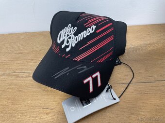 F1 helmy, šiltovky a modely - 19