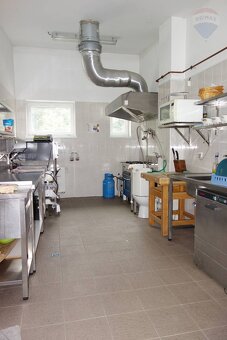 Predaj: Na predaj komerčná budova s parkovaním a širokým vyu - 19