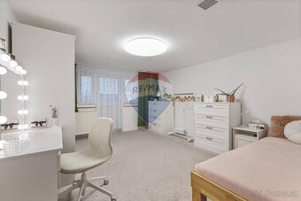 PREDAJ : REZERVOVANÉ - 4 izb. Rodinný dom 185 m2, kompletná  - 19