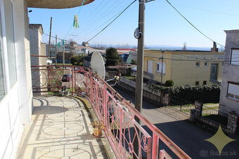 Priestranný rodinný dom s novou strechou - Vinica - 19