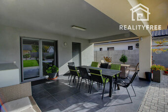 Na predaj 4- izbový rodinný dom s dvojgarážou a záhradným do - 19