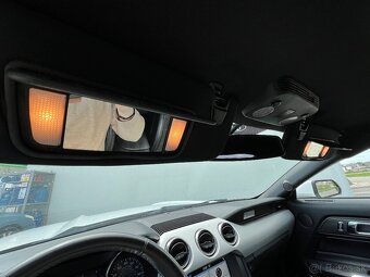 Ford Mustang biely - 19