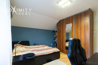 Priestranný rodinný dom s balkónmi a garážou v Barci - 19