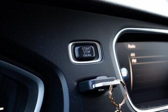 Volvo V40 D2 2.0L 88kW MT/6 2018 - 19