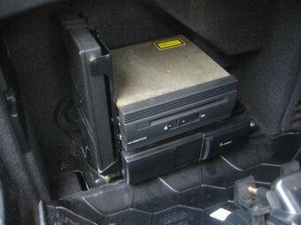 AUDI S8 D2 4.2 250kw - manuál + tiptronic - díly z vozidla - 19