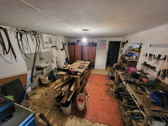 Tehlový 3 izbový rodinný dom v obci Bešeňov s veľkým pozemko - 19