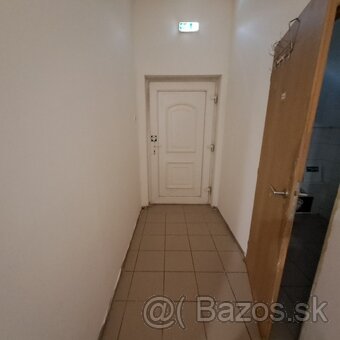 Exkluzívne rozostavaný dom a hosp. objekt v obci Veľké Lovce - 19