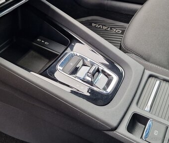 ŠKODA OCTAVIA COMBI 2.0 TDI STYLE DSG - 19