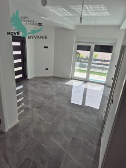 Novostavba domu s bazénom a výhľadom na more v Chorvátsku na - 19