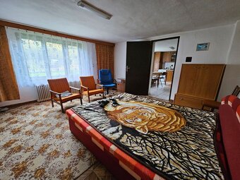 PREDAJ: Priestranný 2-generačný rodinný dom s potenciálom a  - 19