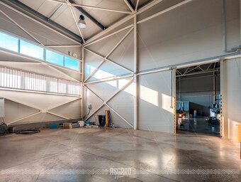 Moderný obchodno-administratívny komplex so sklad. halami - 19