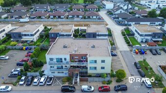 RADO | 4i byt s terasou a parkovaním v tichej časti Rovinky  - 19