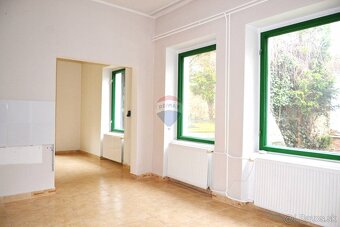 Na predaj jedinečná obchodná budova v meste Lučenec - 19