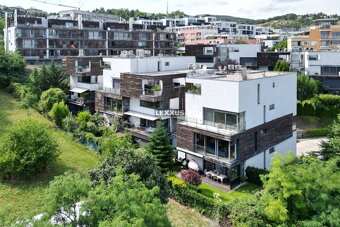 | Dizajnový 3 izbový byt s 2 terasami a garážou na Kolibe - 19