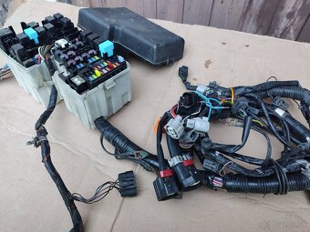 MAZDA Fusebox Poistková skrinka s káblovým zväzkom - 19