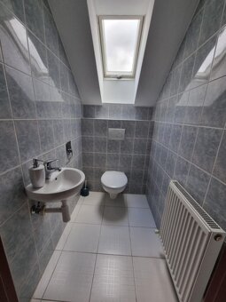 Ponúkame na predaj priestranný, viacgeneračný rodinný dom v - 19