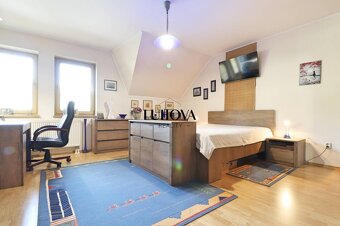 RODINNÝ dom s bazénom a krásnou záhradou - 19