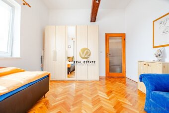 Na PREDAJ Dvojgeneračný RD Nitra - Hornozoborská na 909m2 po - 19