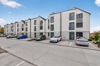 Na predaj 3-izbový byt so záhradkou a vlastným parkovacím mi - 19