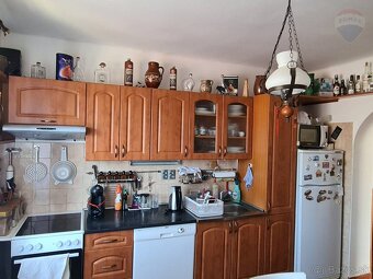 Rodinný dom s veľkým slnečným pozemkom v malebnej obci na Ho - 19